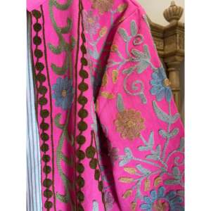 Chaqueta de Cuero Tribal Suzani para Mujer, Estilo Boho Oversize, Color Rosa Salvia, Reversible, Acolchada y Bordada, Talla XL para Primavera - Product Image 3