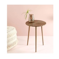 Table d'appoint à cadre métallique fin avec plateau en verre offrant un style minimaliste chic et une fonction polyvalente pour les espaces élégants maintenant
