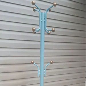 Porte-manteau en métal bleu clair, accents dorés, base en marbre, disponible à prix de gros. - Product Image 1