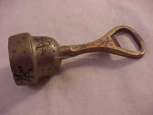 Mini abrebotellas de bolsillo de latón en acabado plateado con diseño vintage perfecto para cerveza, vino y elegante suministro de bodas - Product Image 3