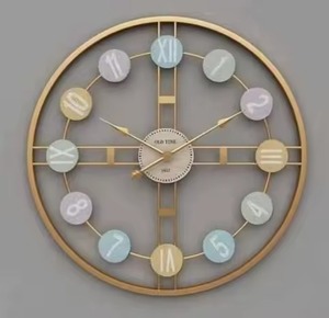 Horloge murale traditionnelle en laiton pour une décoration d'intérieur inspirée du vintage et du patrimoine - Product Image 1