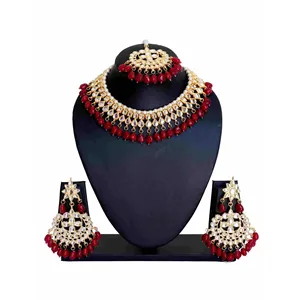 Ensemble de collier choker plaqué or 24 carats Kundan avec perles rouges pour les mariages et les bijoux de mariée raffinés - Product Image 1
