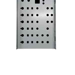 Pieza fabricada de chapa metálica con recortes doblados y recubrimiento en polvo para montar cubiertas de sistemas de paneles eléctricos en armarios - Product Image 1