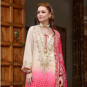 Ensemble de mode ethnique tendance, shalwar kameez en chinon imprimé et brodé à la main avec du santoon mat - Product Image 1