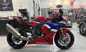 Oferta de Calidad: Motocicletas Nuevas CBR1000RR-R Fireblades (SP) 2025-2026 en Stock - Product Image 3