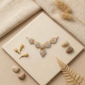 จี้เพชร 9 กะรัต รูปมังกัลสุตร - กลีบแห่งความกลมเกลียว - Product Image 1