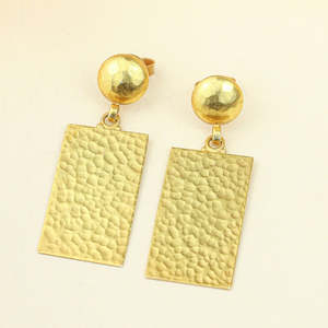 Pendientes Colgantes de Moda para Mujer Anokhi, Diseño Geométrico Texturizado en Tono Dorado - Accesorio de Moda - Product Image 1
