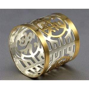 Ensemble de 4 élégants ronds de serviette en acier inoxydable poli doré au design élégant, parfaits pour la décoration de table d'hôtel - Product Image 6