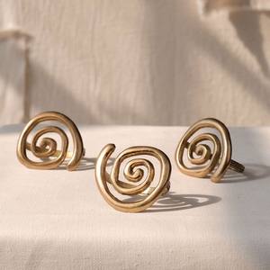 Anillo de Servilleta Moderno Premium con Espiral Dorada, Soporte Metálico Artístico en Espiral para una Decoración de Mesa Elegante y Minimalista para Fiestas y Eventos - Product Image 1