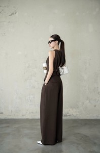 Conjunto Elegante de Chaleco Marrón con Botones y Pantalones Cortos Anchos para Mujer, Formal, Transpirable, Corte Ajustado, Moda Primavera/Verano - Product Image 3