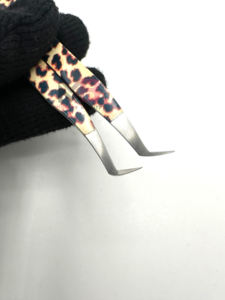 Pinzas de extensión de pestañas de agarre liso con diseño de papel de guepardo de 65 grados, acero inoxidable japonés con nombre de marca personalizado - Product Image 5