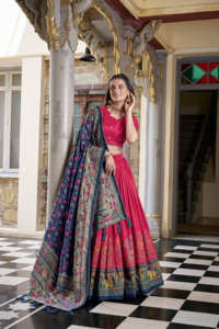 Feuille de travail élégante en soie imprimée Tasar Lehenga avec peut chemisier Dupatta ensemble avec glands et dentelle Patti Gotta pour une tenue de fête - Product Image 4