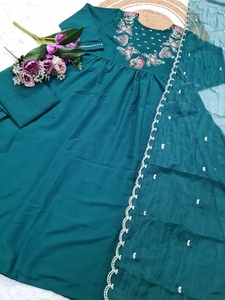 ชุด kurti 3ชิ้นในสไตล์ anarkali พร้อมการปักที่หรูหราและลำดับชุดทำงานแบบดั้งเดิมที่สมบูรณ์แบบสำหรับสวมใส่ในงานเลี้ยงเทศกาล - Product Image 4