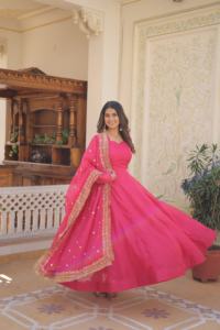 Robe de créateur en tissu de soie russe avec motif Kali Flair Intérieur en coton à manches longues et paillettes Dupatta avec finition en dentelle - Product Image 3