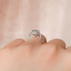แหวนเพชรโมอิสสามเม็ดที่สง่างามพร้อมด้วยวงรีและทรงกลมที่หรูหรา - Product Image 6