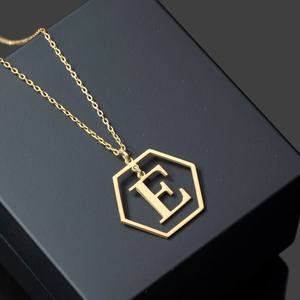 Colgante con inicial hexagonal de oro amarillo y blanco de 10K, diseño oscilante personalizado con letra E grande de diamante, regalo perfecto para mamá o esposa - Product Image 2