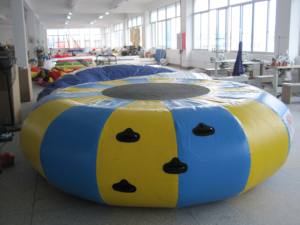 Trampoline aquatique gonflable pour des sauts amusants - Product Image 1