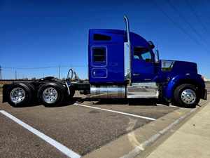 Achetez ici à prix économique : Semi-remorque W990 2022 avec cabine couchette, toit moyen 76, 510 CV, boîte manuelle 13 vitesses, prête à être expédiée dans le monde entier - Product Image 4