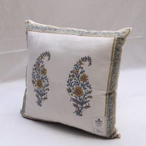 Cojín rectangular de algodón orgánico hecho a mano con patrones minimalistas florales impresos a mano para una decoración sostenible - Product Image 1