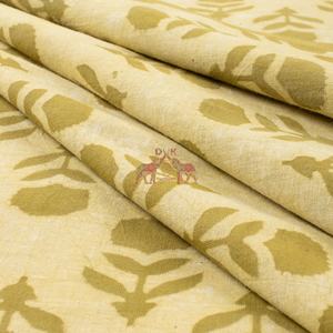 Hermosa tela de algodón estampada a mano con motivos florales para ropa, ropa de cama y decoración del hogar. - Product Image 3