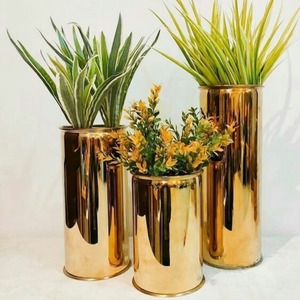 Macetas modernas de acero dorado utilizadas para flores artificiales para aplicaciones de jardín - Product Image 2