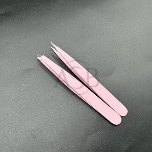 Pince à sourcils rose bébé souple avec logo personnalisé Embouts pointus inclinés en acier durable pour une mise en forme efficace des sourcils - Product Image 6