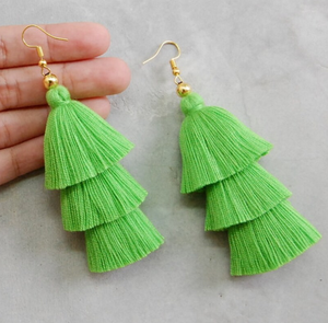 ต่างหูพู่ห้อยสีเขียวมะนาวทำมือ งานแฮนด์เมด - สีทอง - แบบยาว - Product Image 2