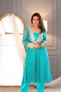 Costume Salwar trois pièces en soie Georgette imprimé Bandhani à motif unique, avec de vrais travaux de broderie, motif ample, pour les fêtes d'hiver - Product Image 3
