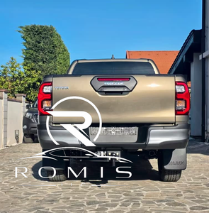 Toyota Hilux Pickup 2026 Automatico 5 Posti Interni in Pelle Fari LED Pneumatici R18 Guida a Sinistra Interni Scuri - Product Image 4