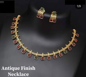 Ensemble de collier en laiton poli de qualité exportée avec accents de pierres précieuses pour les soirées et les cadeaux de l'Inde - Product Image 4