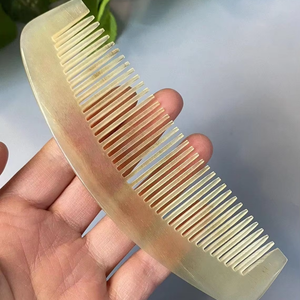 Peine de pelo de cuerno de búfalo Natural hecho a mano de alta calidad peine de salón de cuerno de vaca de moda con logotipo personalizado disponible para la venta ágata - Product Image 1