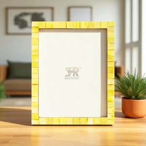 Cadre photo élégant en résine d'os jaune avec incrustation, personnalisable, design artisanal pour les intérieurs modernes, à poser sur table - Product Image 2