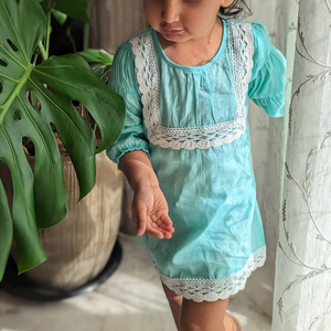 Robe de plage pour filles en coton avec dentelle brodée, manches bouffantes, coupe trapèze, mini, couleur unie, col rond, style mignon - Product Image 1