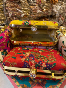 Magnifiques pochettes en satin brodées multicolores faites à la main avec chaîne d'épaule et serrure pour femmes - Product Image 2