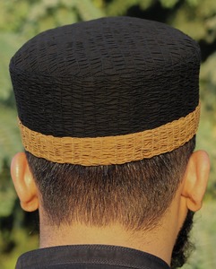 Bonnet de prière traditionnel pour hommes avec texture respirante et conception de grille cousue idéale pour tous les événements islamiques - Product Image 3