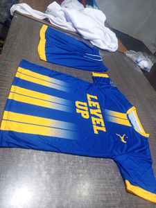 Uniforme de football classique de vente chaude personnaliser les kits de maillot de football pour les garçons uniforme de football à rayures de haute qualité pour les hommes - Product Image 4