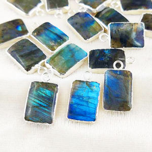 Pendentif Labradorite Slice Smooth fabriqué à la main en Inde avec bord plaqué argent plaqué rhodium Bijoux en laiton pour collier - Product Image 1