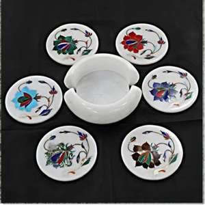 Ensemble de dessous-de-verre ronds en marbre blanc vibrant avec incrustation florale en pierres mélangées colorées, disponible à prix de gros. - Product Image 1