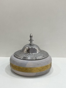 Casserole de luxe en plaqué or martelée avec support en bois pour marmite de meilleure qualité, faite à la main, forme ronde pour réchauffer les fêtes et servir - Product Image 4