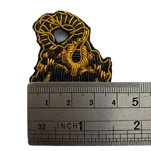 Broches brodées à la main en fil de soie doré et argenté - Broche de coléoptère ailé en fil de soie - Broderie 3D d'insectes de luxe - Product Image 1