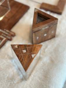 Brûleur d'encens arabe en bois Ensemble de brûleurs Bakhoor fabriqués à la main Accessoire de table de conception laser personnalisé à un prix abordable - Product Image 3