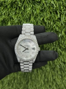 Reloj de Pulsera de Lujo Hecho a Mano con Esfera de Cristal Analógica de Acero Inoxidable, Números Arábigos, Completamente Engastado con Moissanita, 12 mm de Grosor, Estilo Hip Hop - Product Image 3