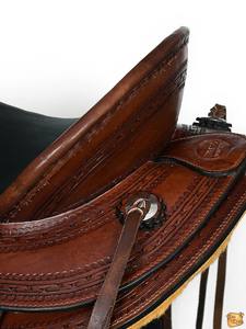 Selle de cheval classique en cuir Western Wade brun foncé, confortable, durable et idéale pour le travail de roping professionnel à la ferme - Product Image 3