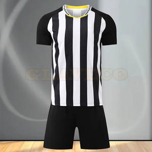 Tenue de football durable 100 % polyester légère, à séchage rapide, respirante, coupe ample, confortable, fabriquée au Pakistan, personnalisable - Product Image 2
