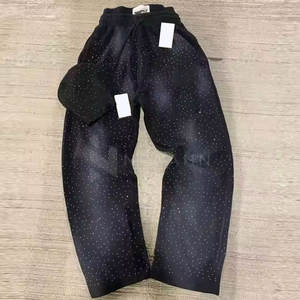 Pantalon décontracté à texture douce pour hommes avec un design minimaliste idéal pour des tenues quotidiennes simples et propres - Product Image 4