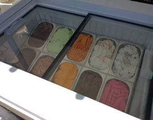 รถเข็นไอศกรีม FAM2968 แบบกำหนดเอง สไตล์อิตาเลียนหรูหรา ทันสมัย โครงเหล็กเคลือบผงแบบรักษ์โลก โครงสร้างสแตนเลส ใช้งานง่าย - Product Image 3