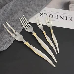 Ensemble de couverts à manche incurvé modeste, parfait pour les dîners formels, les hôtels, les restaurants, les présentations de table élégantes et le style d'événements à domicile - Product Image 3