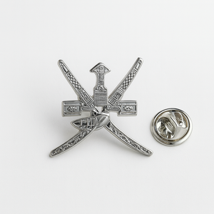 Insigne Muscat Embelli Logo Métal Durable avec Techniques Brodées - Product Image 1