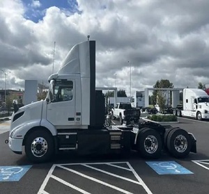 Camiones Usados/Nuevos en Subasta a Precios Increíbles: Volvo VNR64T300 2025 de 455HP en Venta - Product Image 1