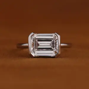 แหวนหมั้นเงินแท้ 925 ประดับมรกตทรงเหลี่ยม 4.0 กะรัต สไตล์ฮิปฮอปคลาสสิก ประดับเพชรโมอิสซาไนต์ ฝังแบบ Bezel พร้อมใบรับรอง IGI - Product Image 4